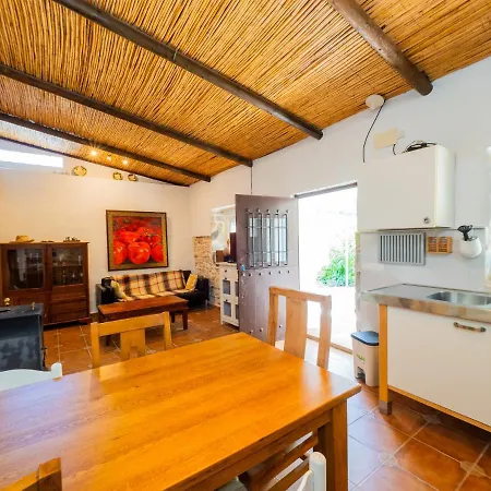 Holiday home Cubo's Secret Nature House Monda