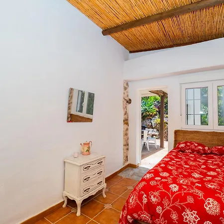 Holiday home Cubo's Secret Nature House